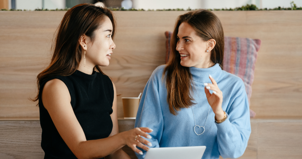 5 ways socially intelligent people turn small talk into meaningful conversations