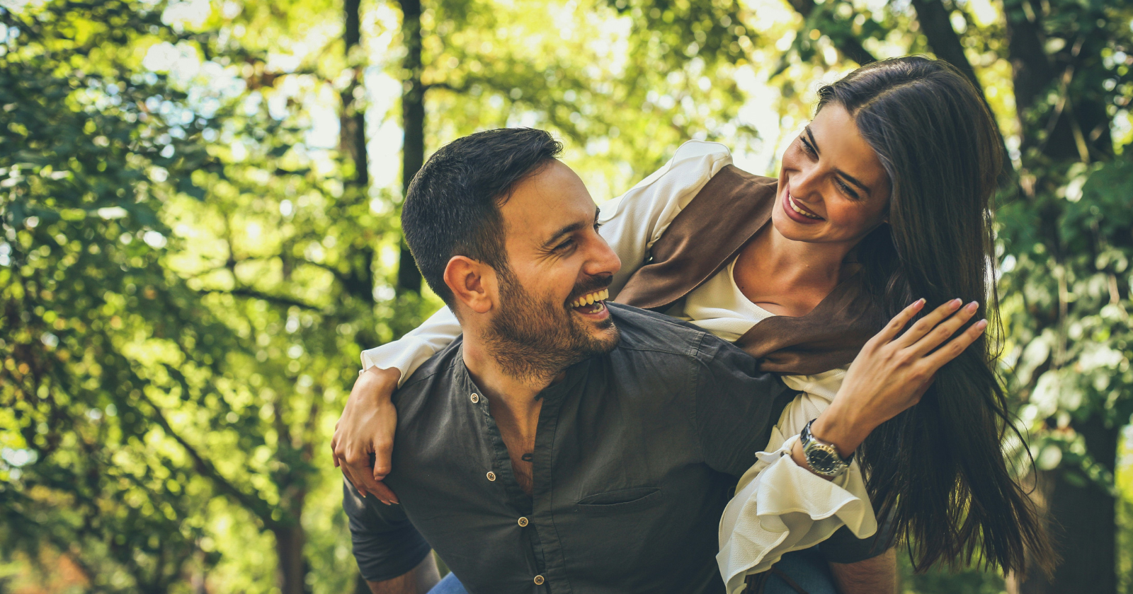8 body language signs someone finds you irresistible but is playing it cool