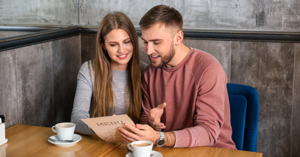 7 things a couple’s body language reveals in the first 10 seconds of sitting down at a restaurant — and waiters say the one they spot every night predicts whether the table will be warm or tense before anyone opens a menu