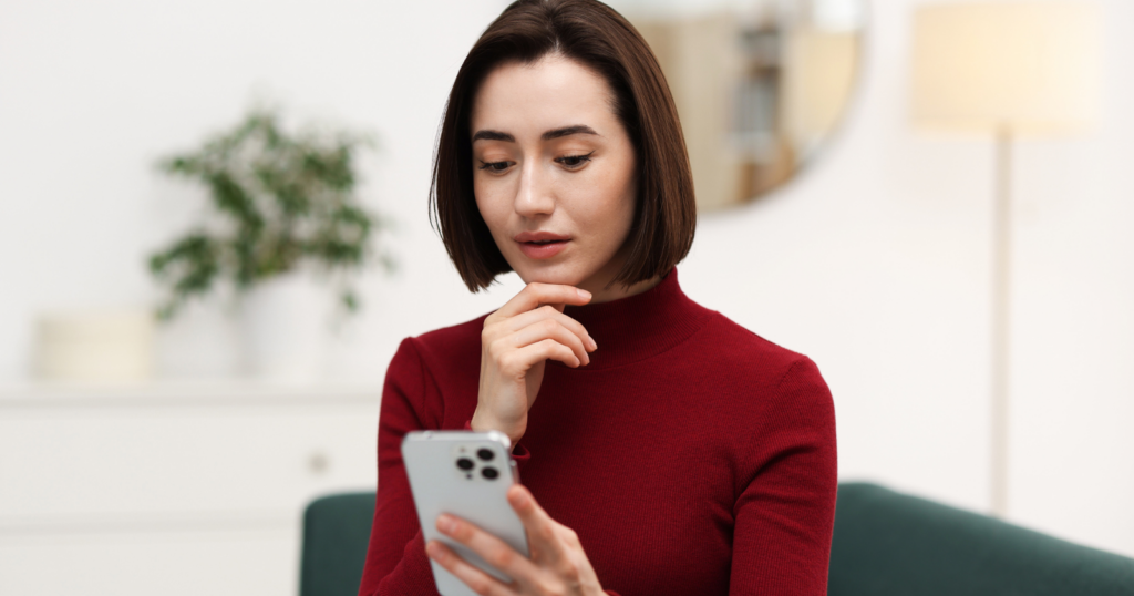 7 things you’ll notice about someone’s texting patterns when they’re emotionally manipulative — not what they say but when they go silent, when they reply instantly, and what they do with a read receipt