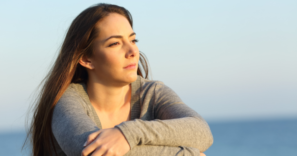 7 ways growing up around emotional suppression rewires how you experience loneliness as an adult — and why the hardest part isn’t the loneliness itself but admitting it exists at all