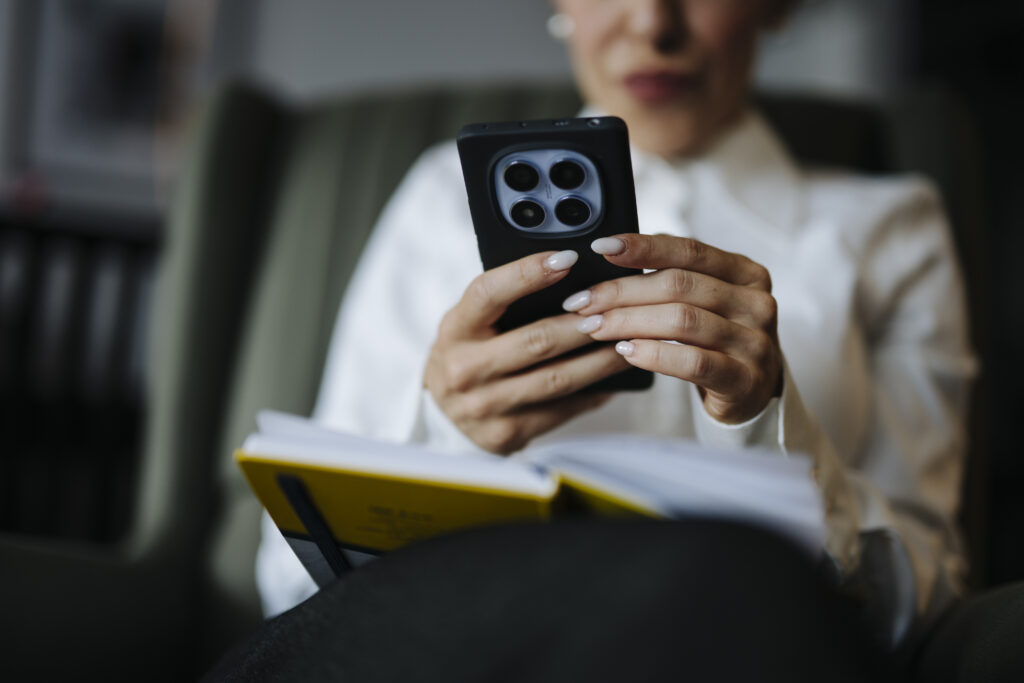 Parents who feel their child is ‘difficult’ often reach for a screen to steady the room, and in a 2026 study of 822 caregivers that pattern held even after accounting for the child’s behaviour.